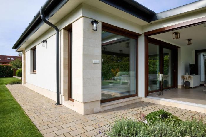 Műanyag emelő-toló erkélyajtó belül fehér, kívül fóliázott