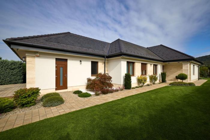 Műanyag kültéri nyílászárók, belül fehér, kívül fóliázottAlumínium redőnyökKívül fóliázott, belül fehér műanyag bejárati ajtó üveggel