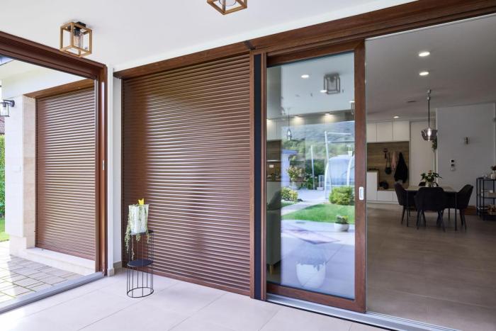 Emelő-toló erkélyajtó kívül fóliázott, belül fehérAlumínium redőnyök