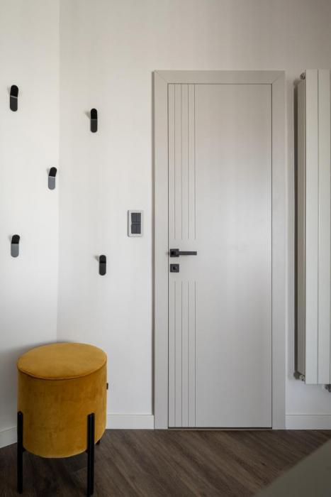 Egy Duna-parti "férfi-lakás" egyedi, lakberendező által tervezett beltéri ajtói