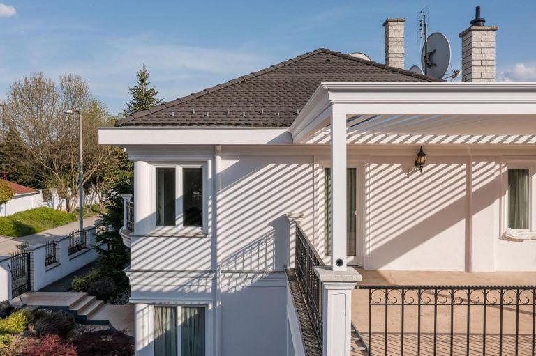Bioklimatikus pergola + kapcsolódó nyílászárók – Gil-Trade referencia
